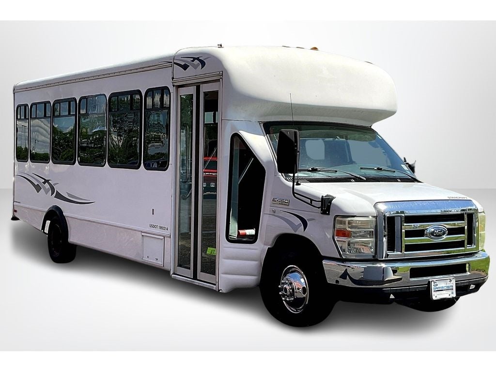 2008 Ford E-450 Super Duty Base in Oxford White Clearcoat — front three-quarter view