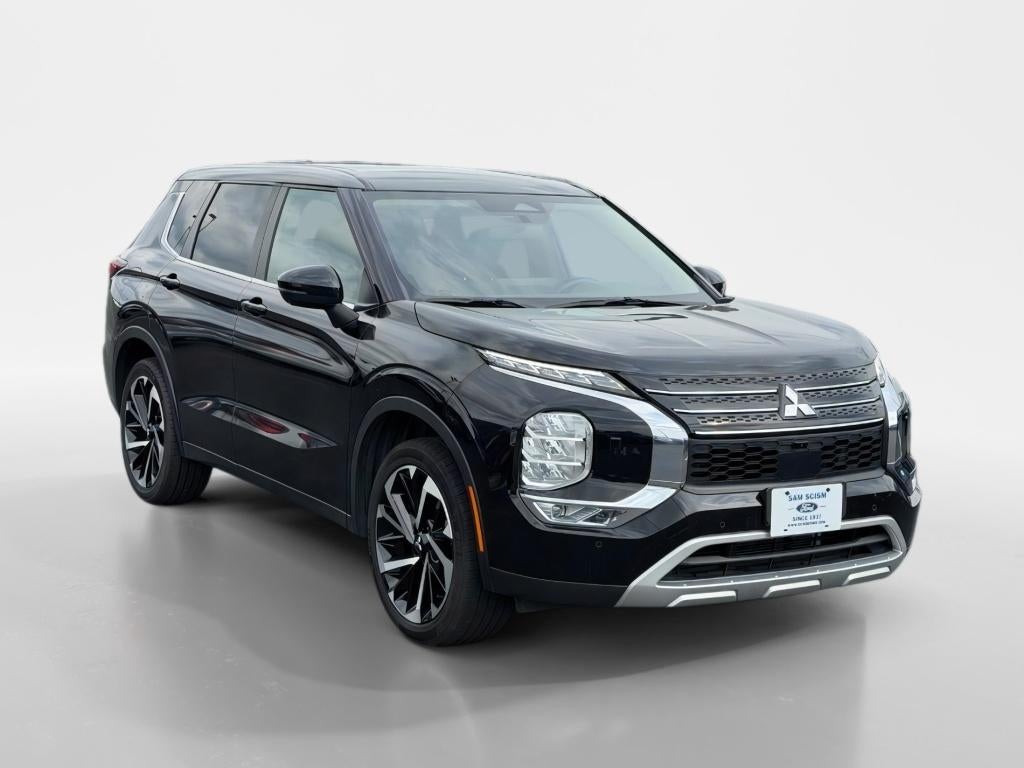 2024 Mitsubishi Outlander SE in Black — front three-quarter view