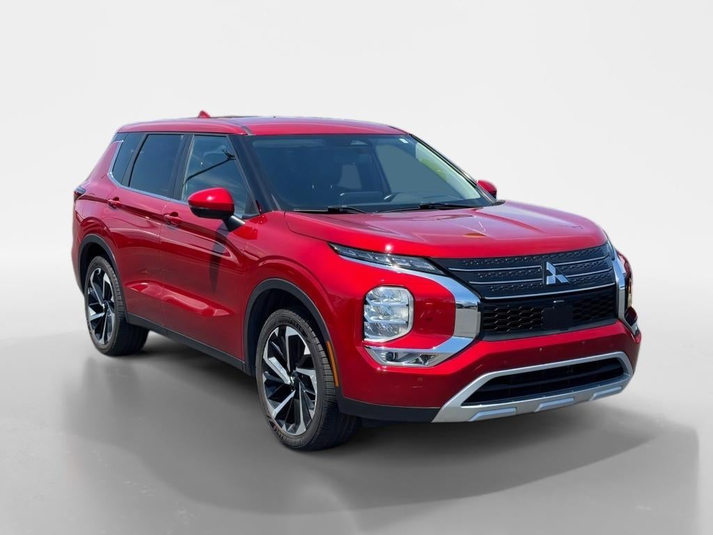 2024 Mitsubishi Outlander SE in Silver — front three-quarter view