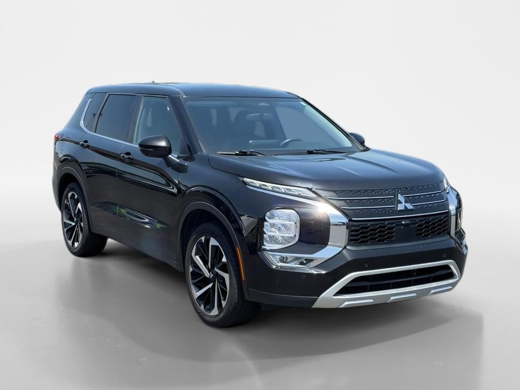 2024 Mitsubishi Outlander SE in Black — front three-quarter view